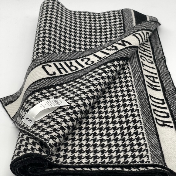 30 MONTAIGNE SCARF
Black and White Blended Cashmere Knit 80” long 19” wide - Picture 4 of 10